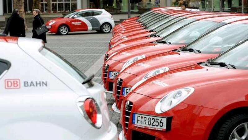 Imagen de archivo de una exposición de vehículos (Foto EFE / Bernd Weissbrod)